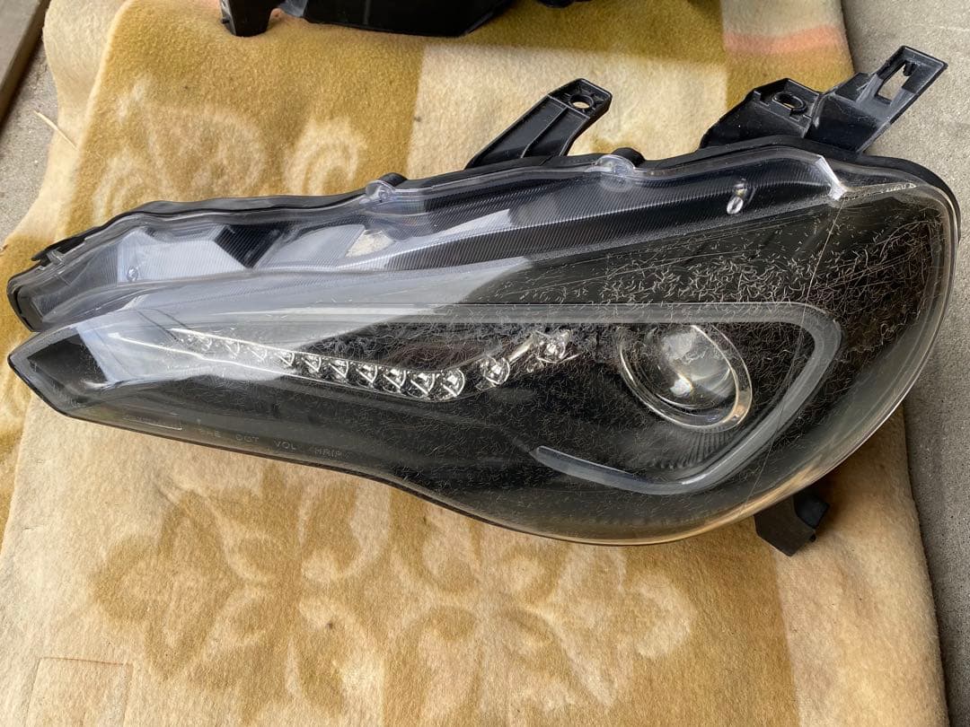 86 クリスタルアイLEDヘッドライト