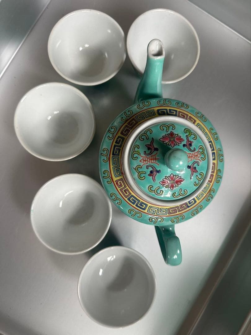 エメラルドグリーンのティーポットと茶碗セット