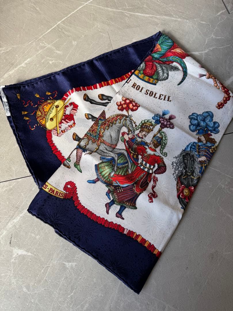 HERMÈS エルメス カレ90 シルクスカーフ 太陽王の祝典 箱付き