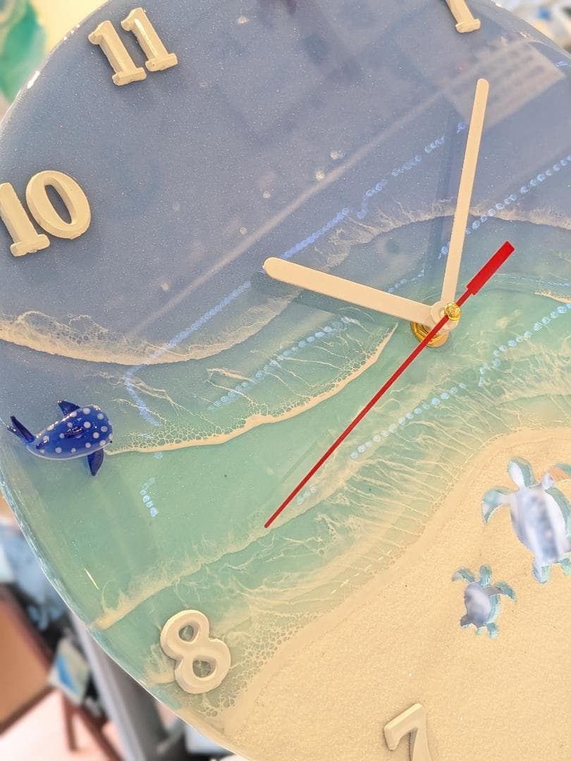 ⑩海の時計　パステルグリーン×ウルトラマリン レジンアート　（ガラス細工・砂）