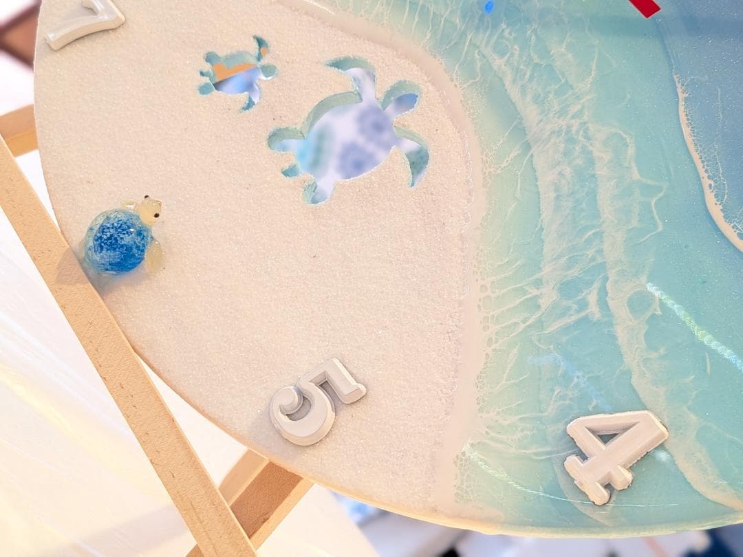 ⑩海の時計　パステルグリーン×ウルトラマリン レジンアート　（ガラス細工・砂）