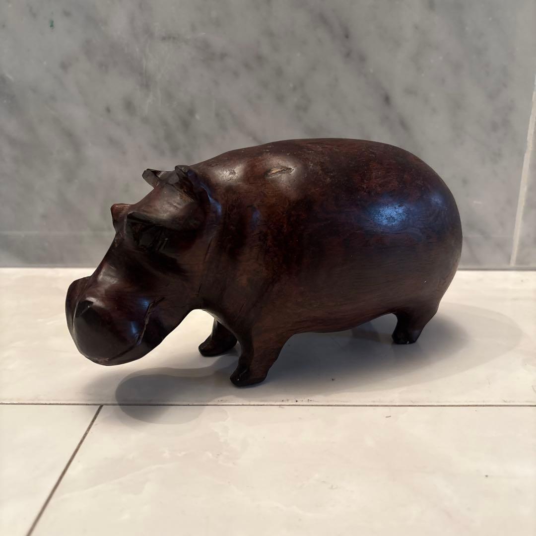 ビンテージ　剛健さと芸術性を兼ね備え、木質の美しさが際立つカバの一刀彫の彫刻