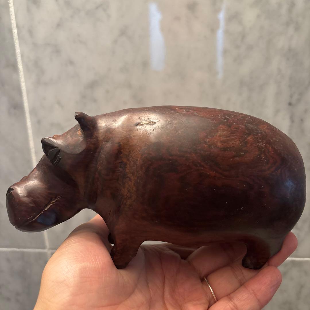 ビンテージ　剛健さと芸術性を兼ね備え、木質の美しさが際立つカバの一刀彫の彫刻