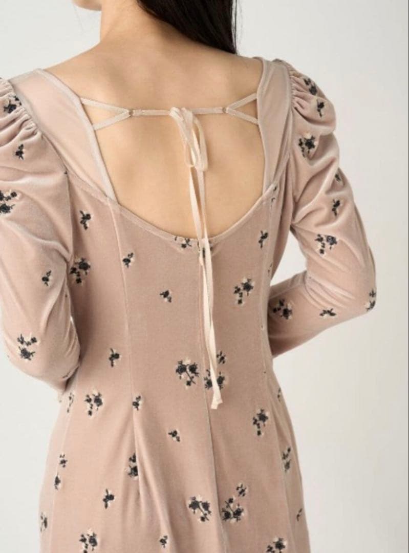 美品　FRAY I.D 完売24AW スクエアネックベロア刺繍OP