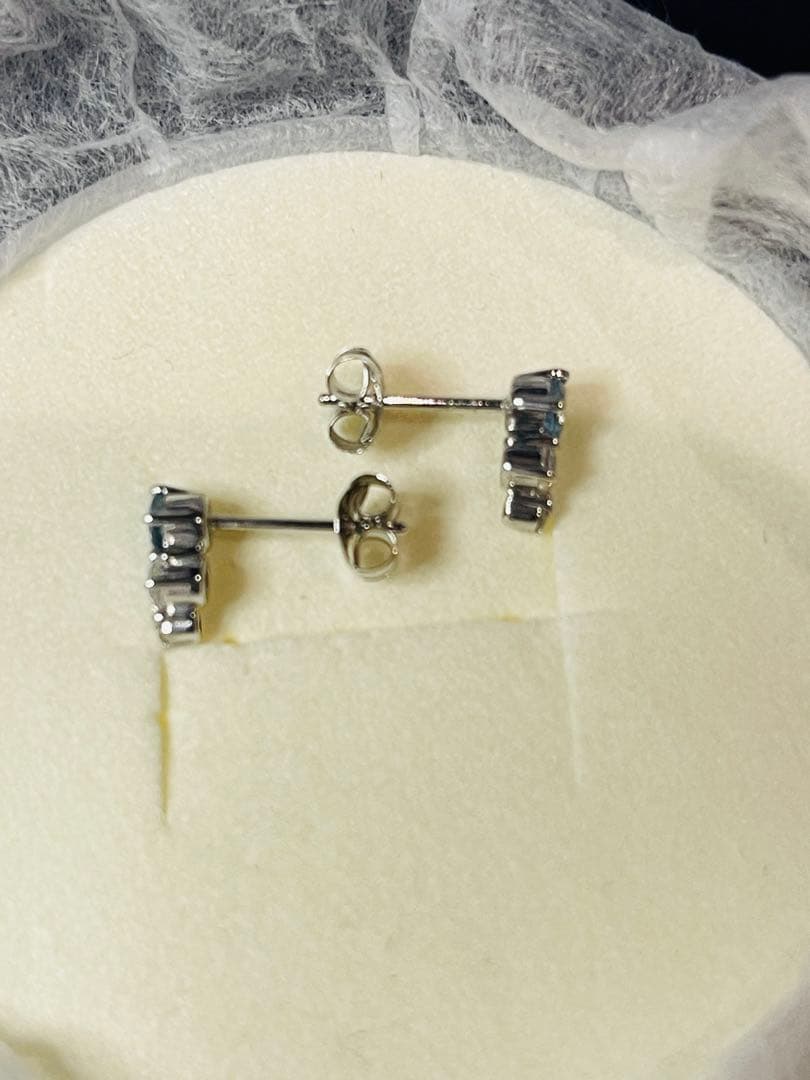 4℃ スタッドピアス K18ホワイトゴールド青色クリスタル