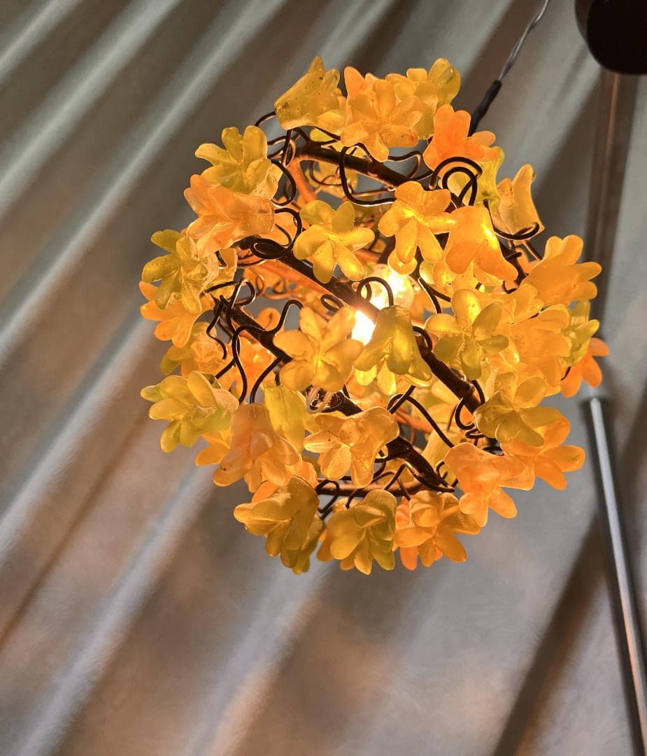 ユダライトランプ イエローとグリーンの小花　ミハエルネグリン 点灯します。