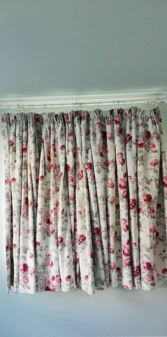 裏地付カーテン　薔薇柄