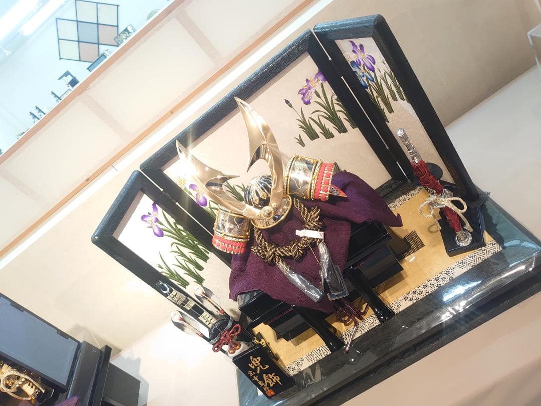 ●五月人形フルセット●　正絹縅の金兜　高級焼桐台屏風セット