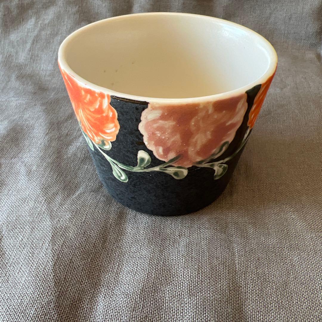 ヨシノヒトシ　黒　色絵カップ