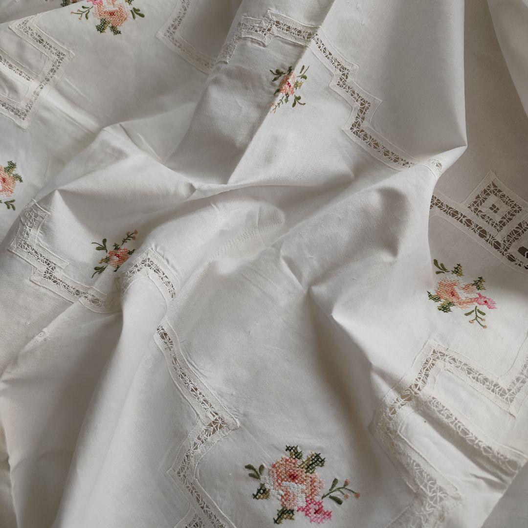 イギリスVintage　薔薇のモチーフ　コットンレース　大判　テーブルクロス