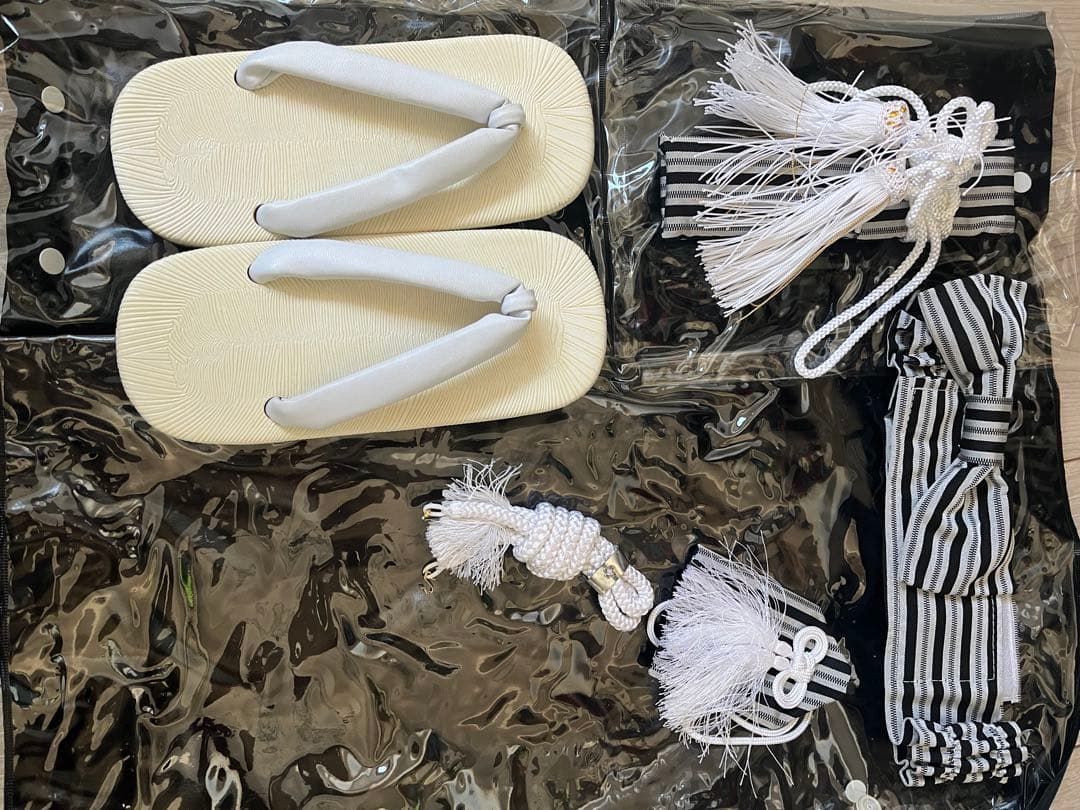 黒い刺繍入り着物（ストライプの袴と小物付き）#七五三