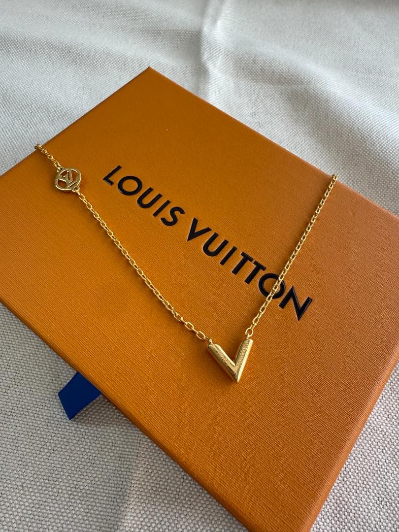 極美品 ゴールド V字型ネックレス 新品同様