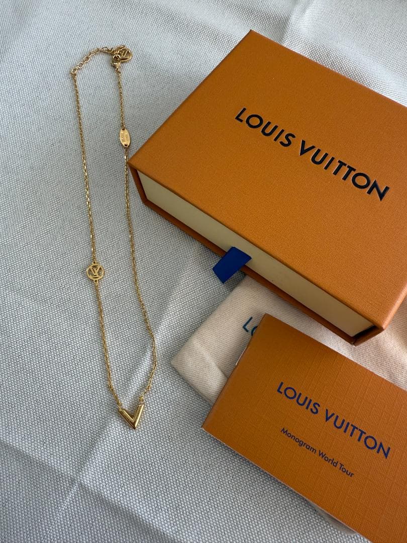 極美品 ゴールド V字型ネックレス 新品同様