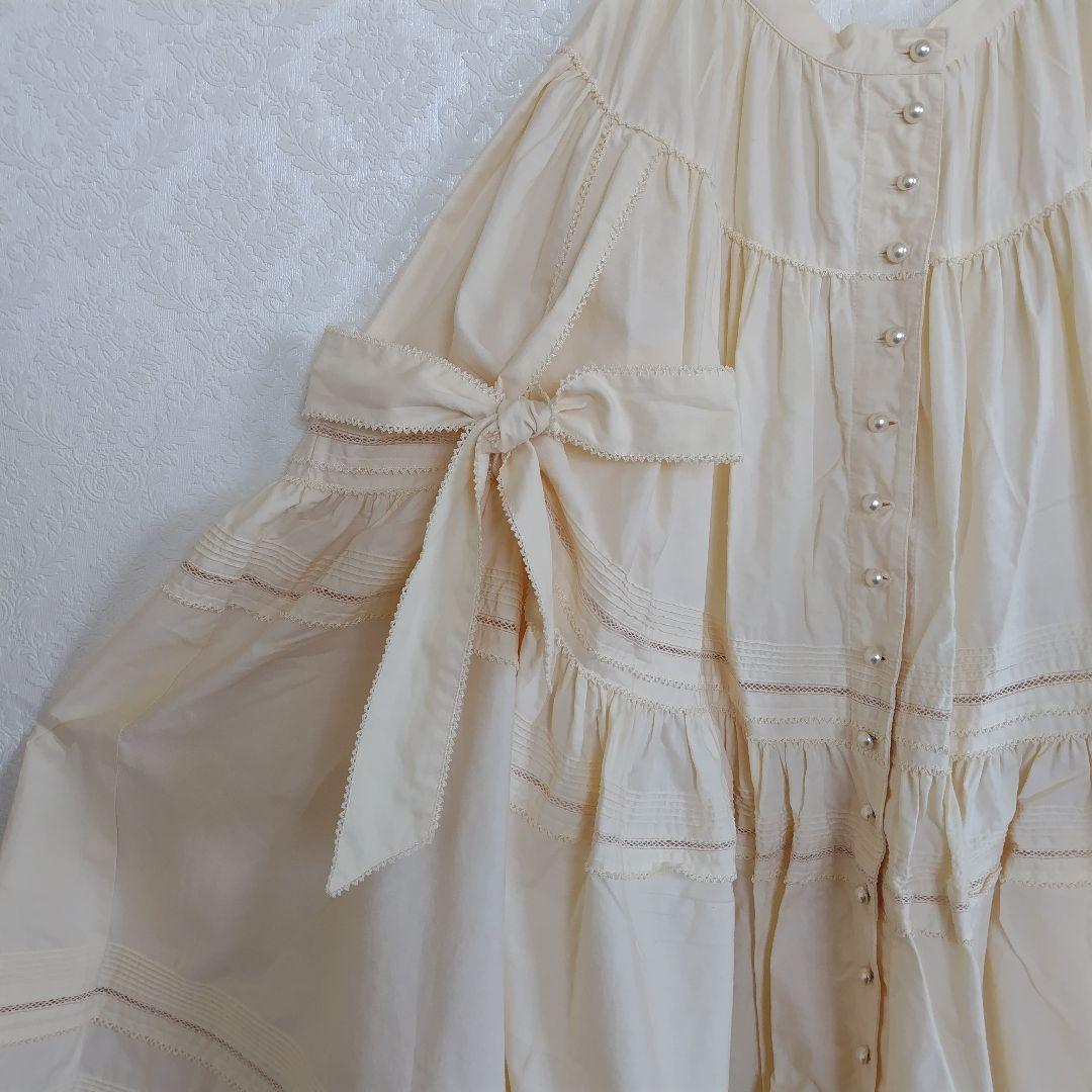 カネコイサオ たくし上げリボン付き クリーム色ロングスカート