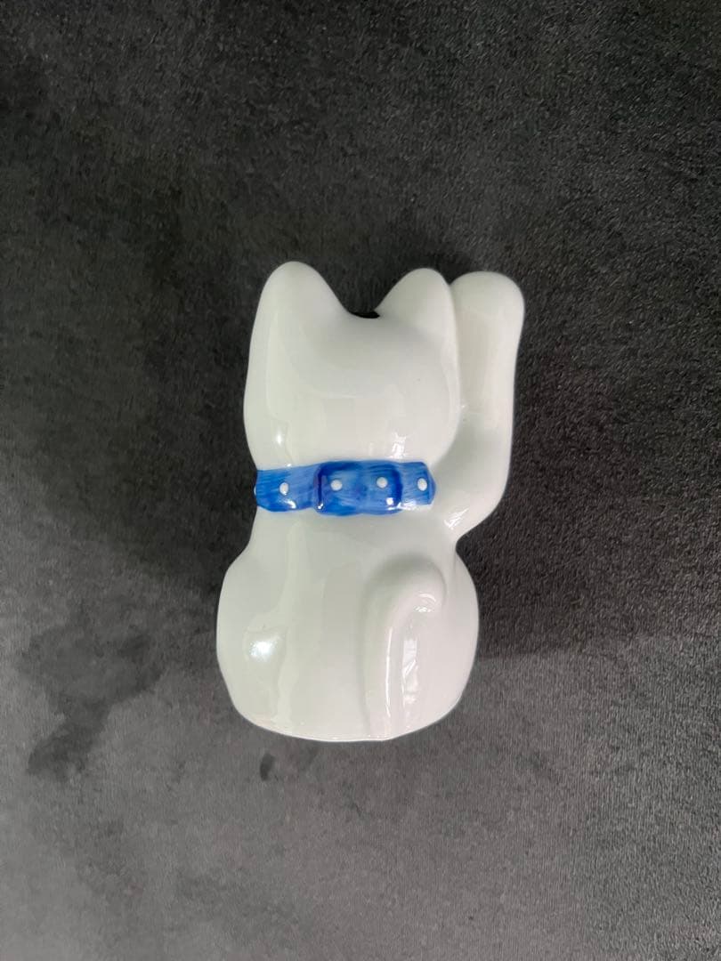 早い物勝ち！招き猫 陶器 置物 赤青スカーフ　美形　手が長い　伊勢　おかげ横丁
