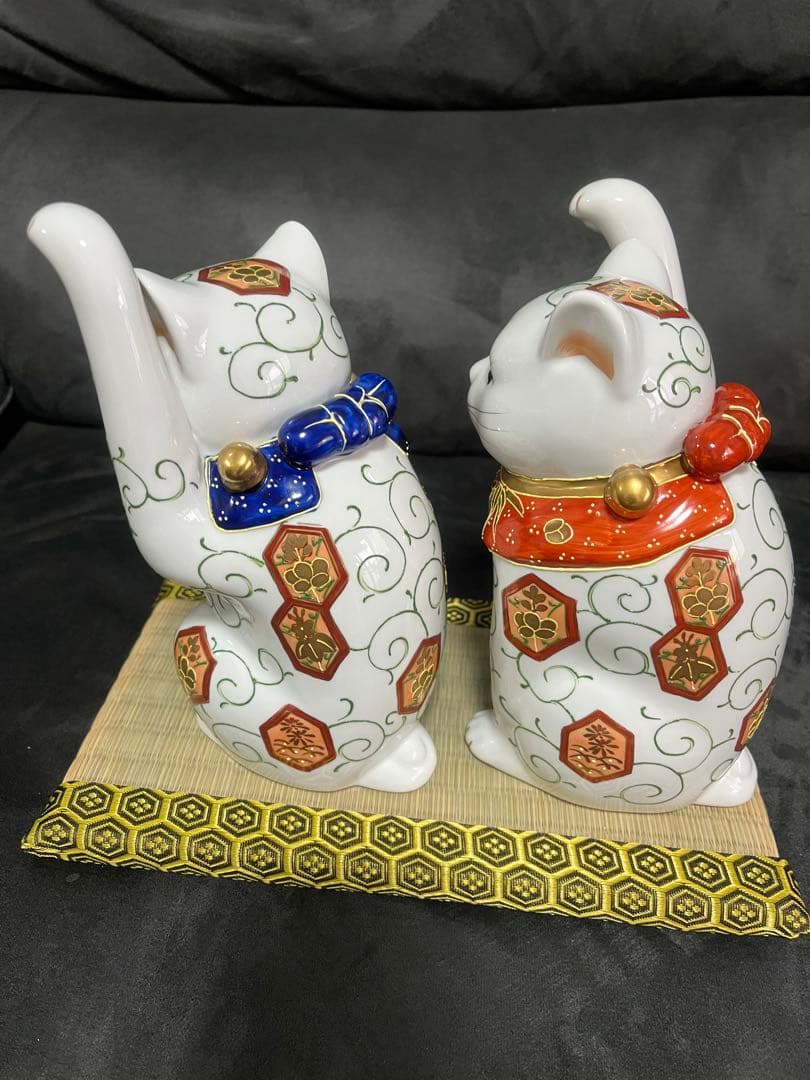 早い物勝ち！招き猫 陶器 置物 赤青スカーフ　美形　手が長い　伊勢　おかげ横丁