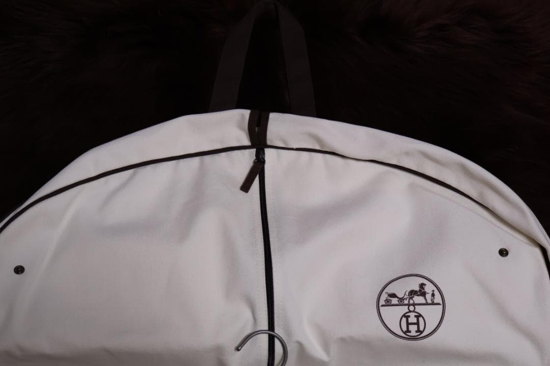 エルメス 白いロゴマーク ハンガー 1個 & ガーメントケース 1個