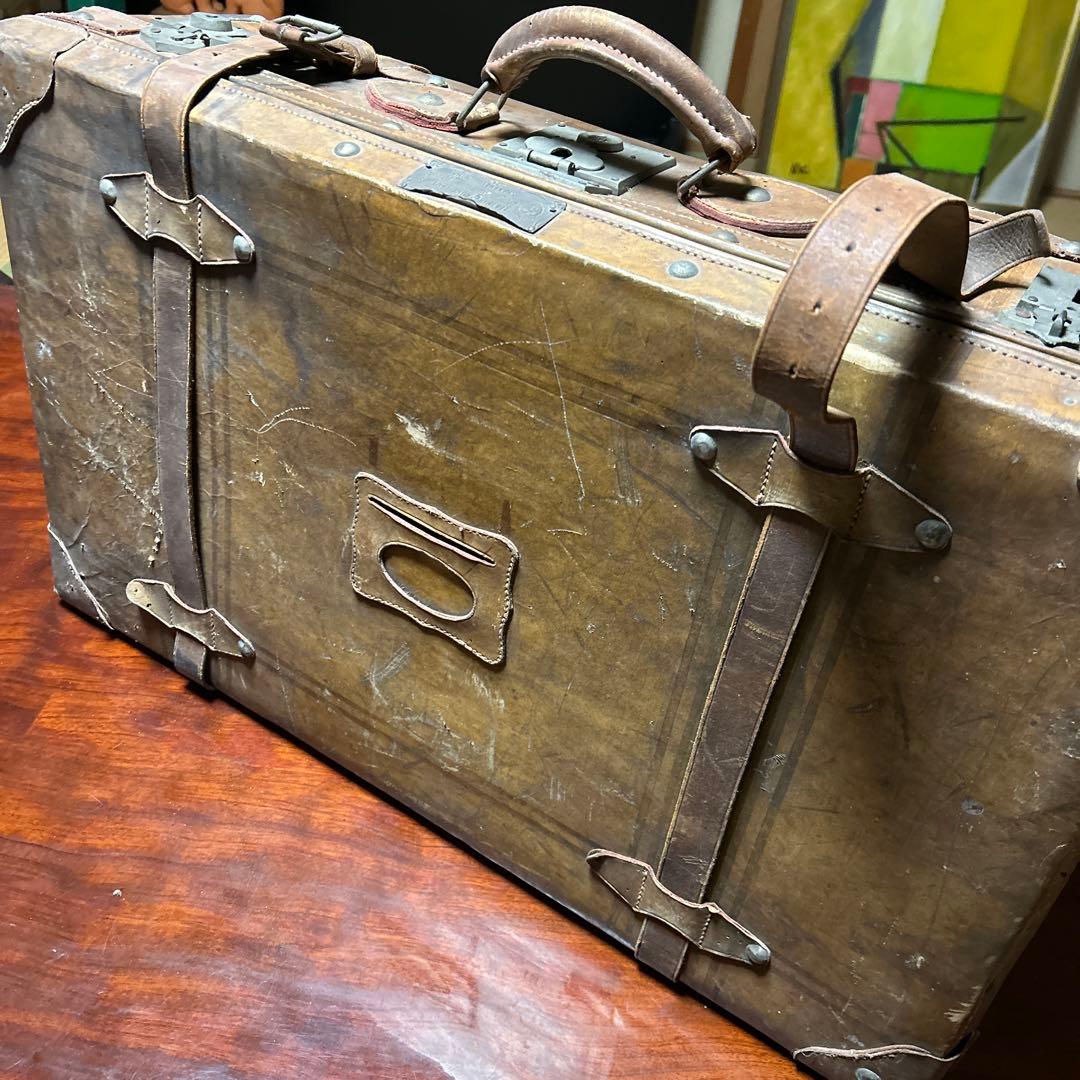 古い大きな旅行鞄　革製　アンティーク　レトロ