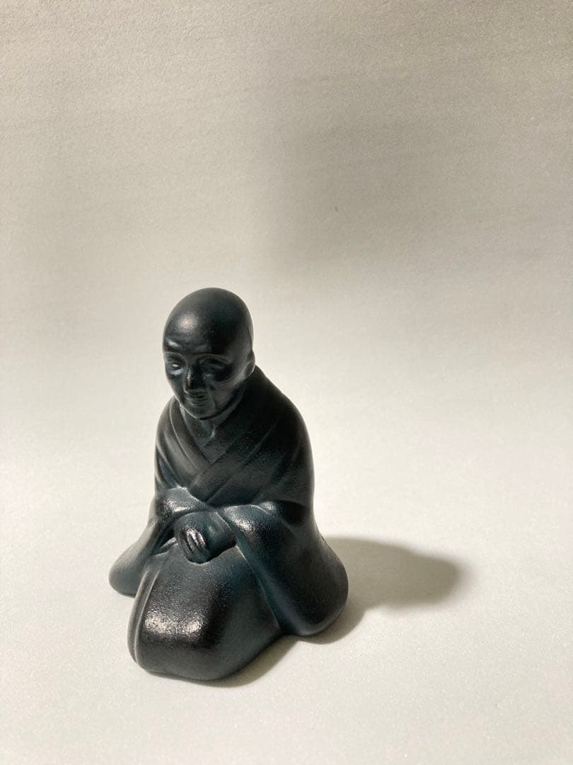 黒色の陶器製　僧侶の座像　置物