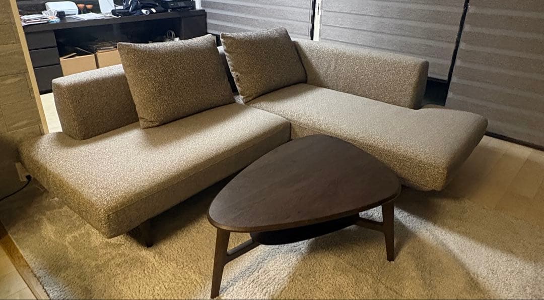 むっしゅ　カリモク　ベージュL字型ソファと同色三角テーブルセット