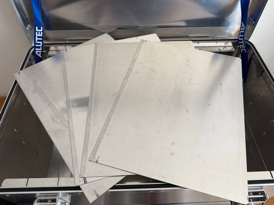 【送料込み】ドイツ製アルテック★アルミコンテナ★仕切り付き★キャンプギア収納★