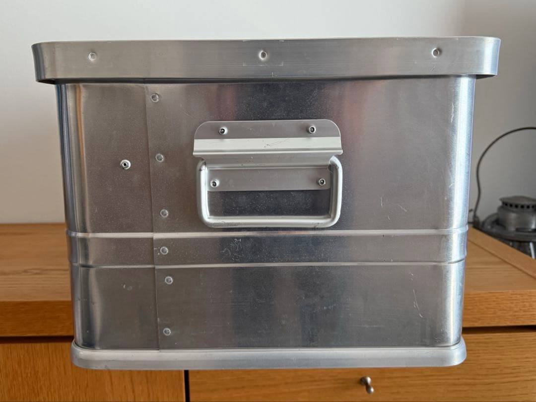 【送料込み】ドイツ製アルテック★アルミコンテナ★仕切り付き★キャンプギア収納★