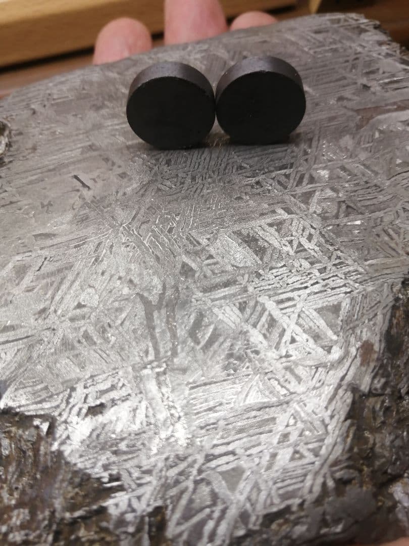 ★『本物隕石』鉄隕石　本物原石 928g　 隕石内部。すばらしい『超隕石』です。