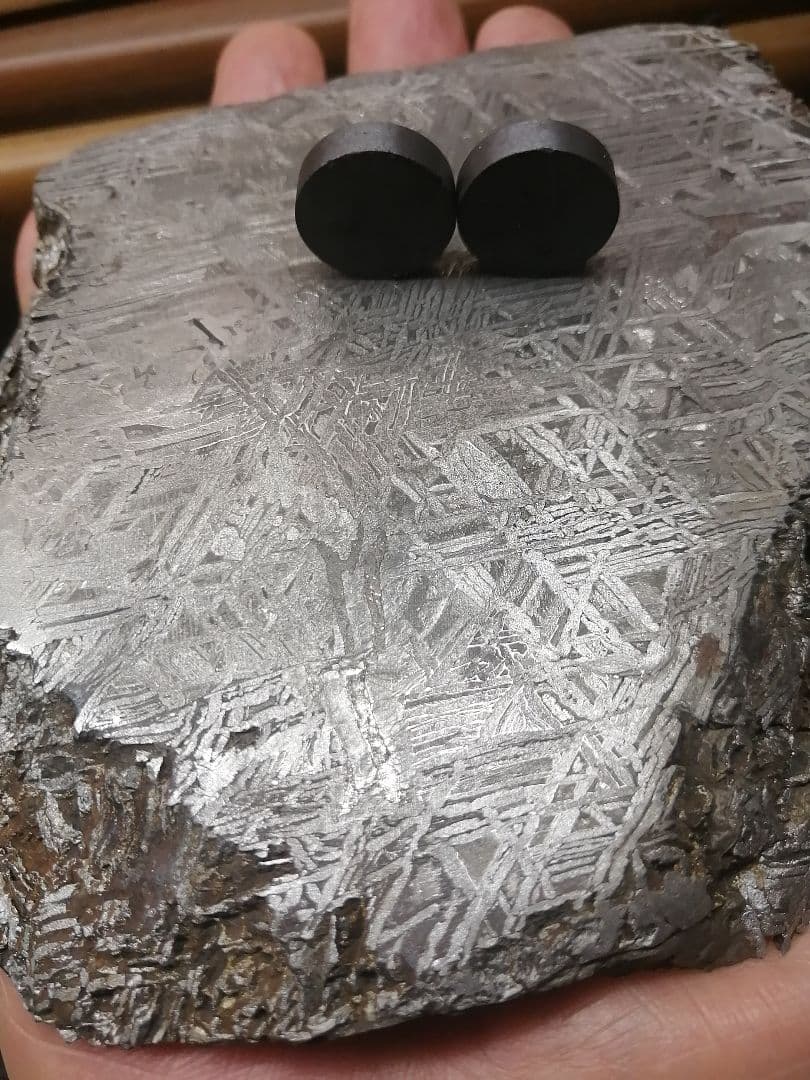 ★『本物隕石』鉄隕石　本物原石 928g　 隕石内部。すばらしい『超隕石』です。