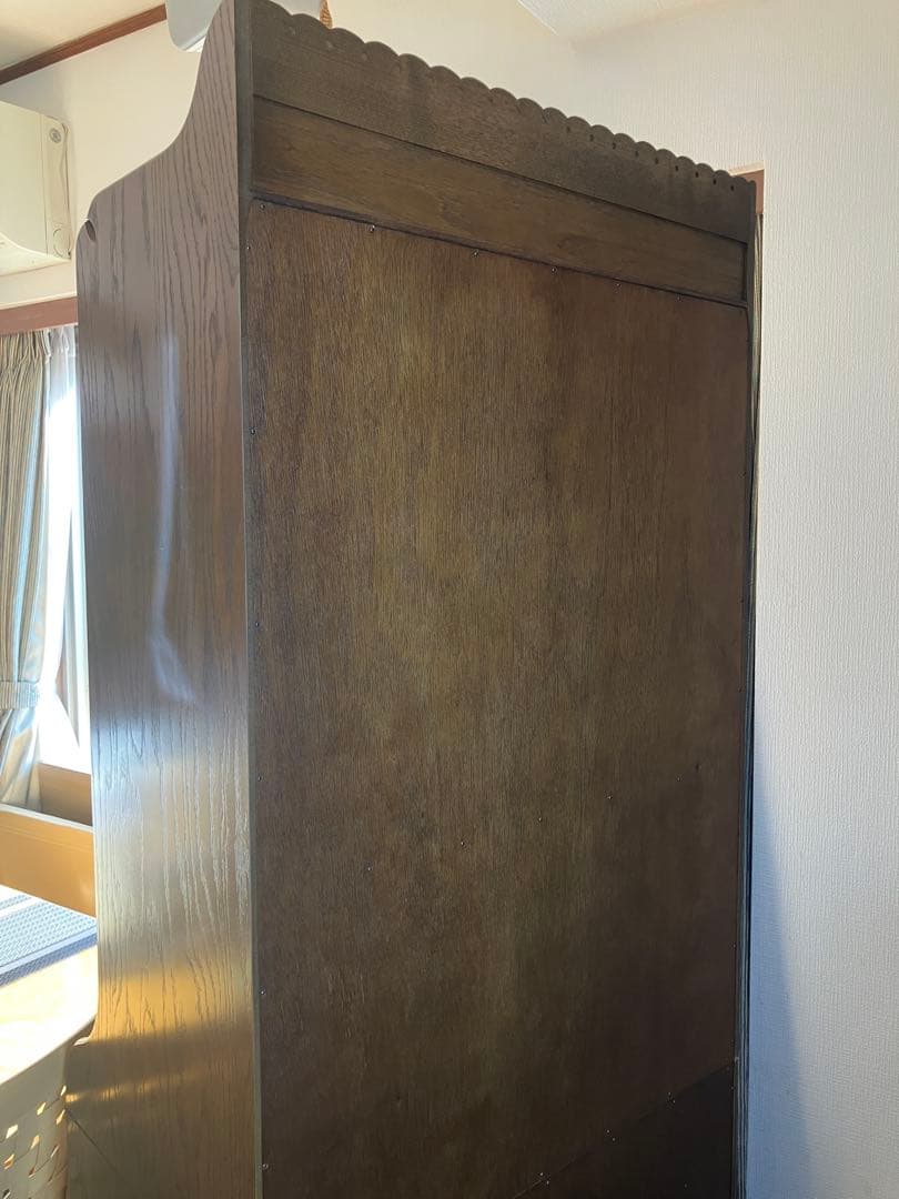 パリの雑貨屋　カップボード　食器棚　飾り棚　キャビネット　アンティークな雰囲気