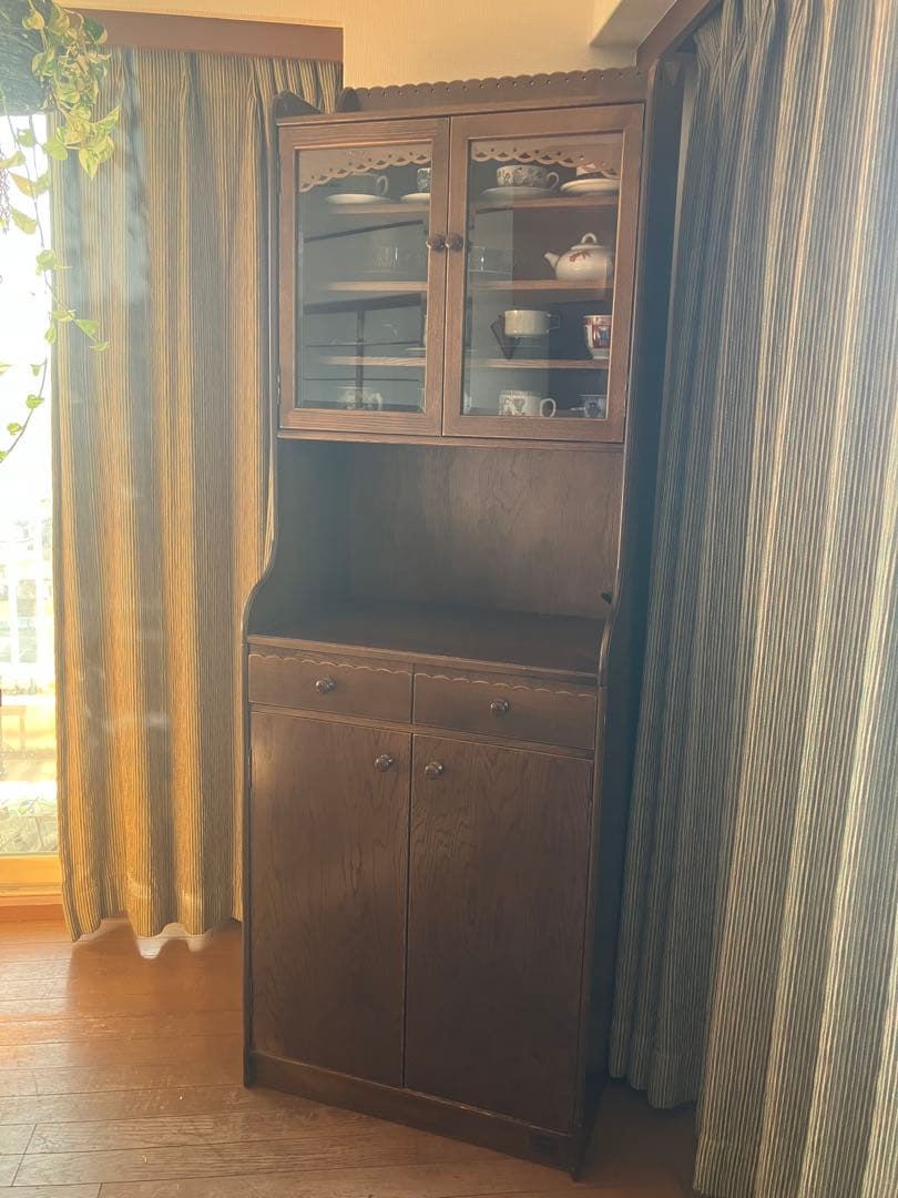 パリの雑貨屋　カップボード　食器棚　飾り棚　キャビネット　アンティークな雰囲気