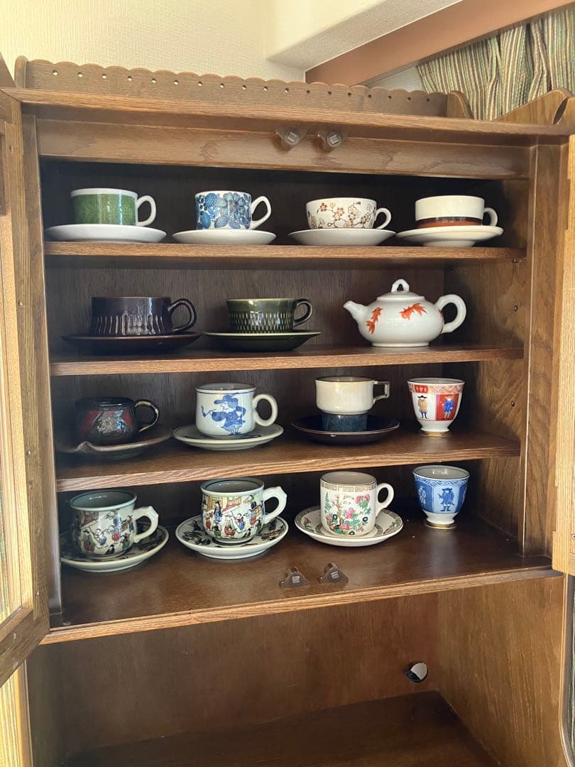 パリの雑貨屋　カップボード　食器棚　飾り棚　キャビネット　アンティークな雰囲気