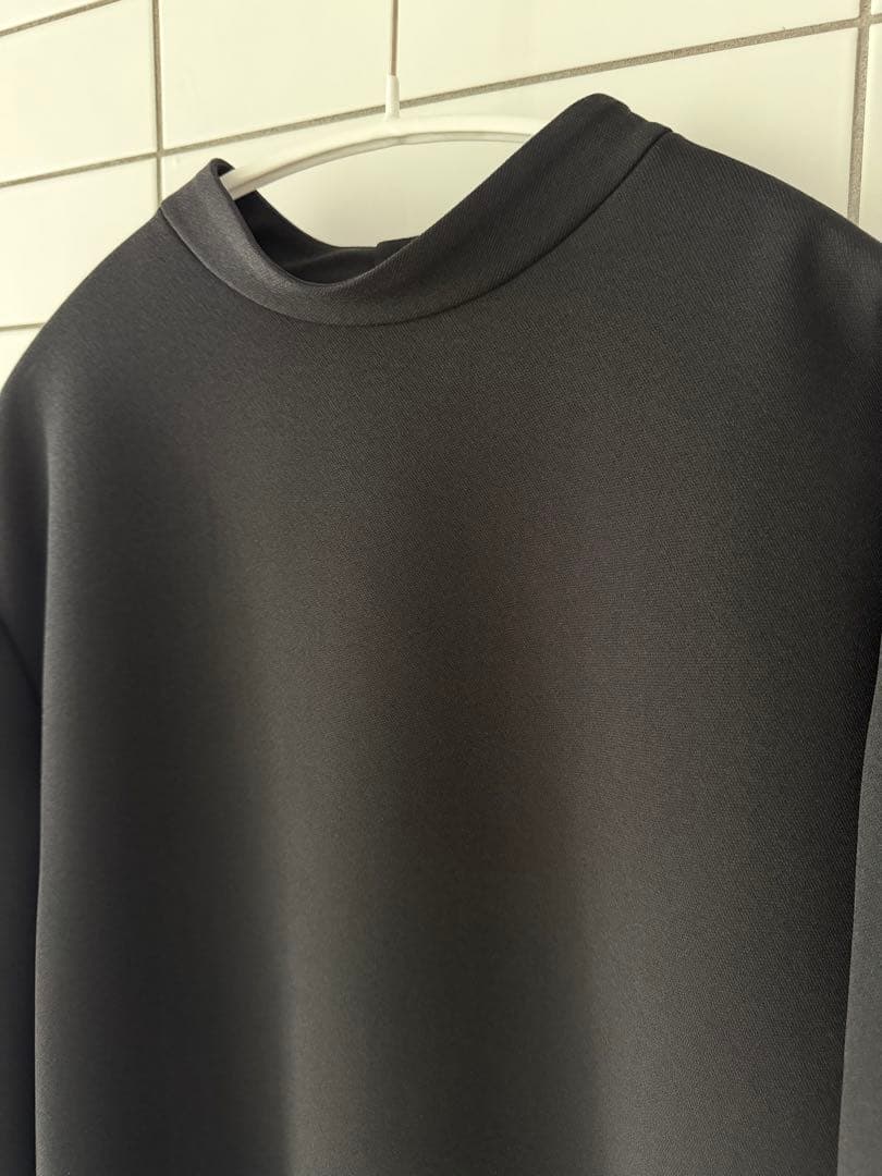 LOHEN バックオープンブラウス　ブラック