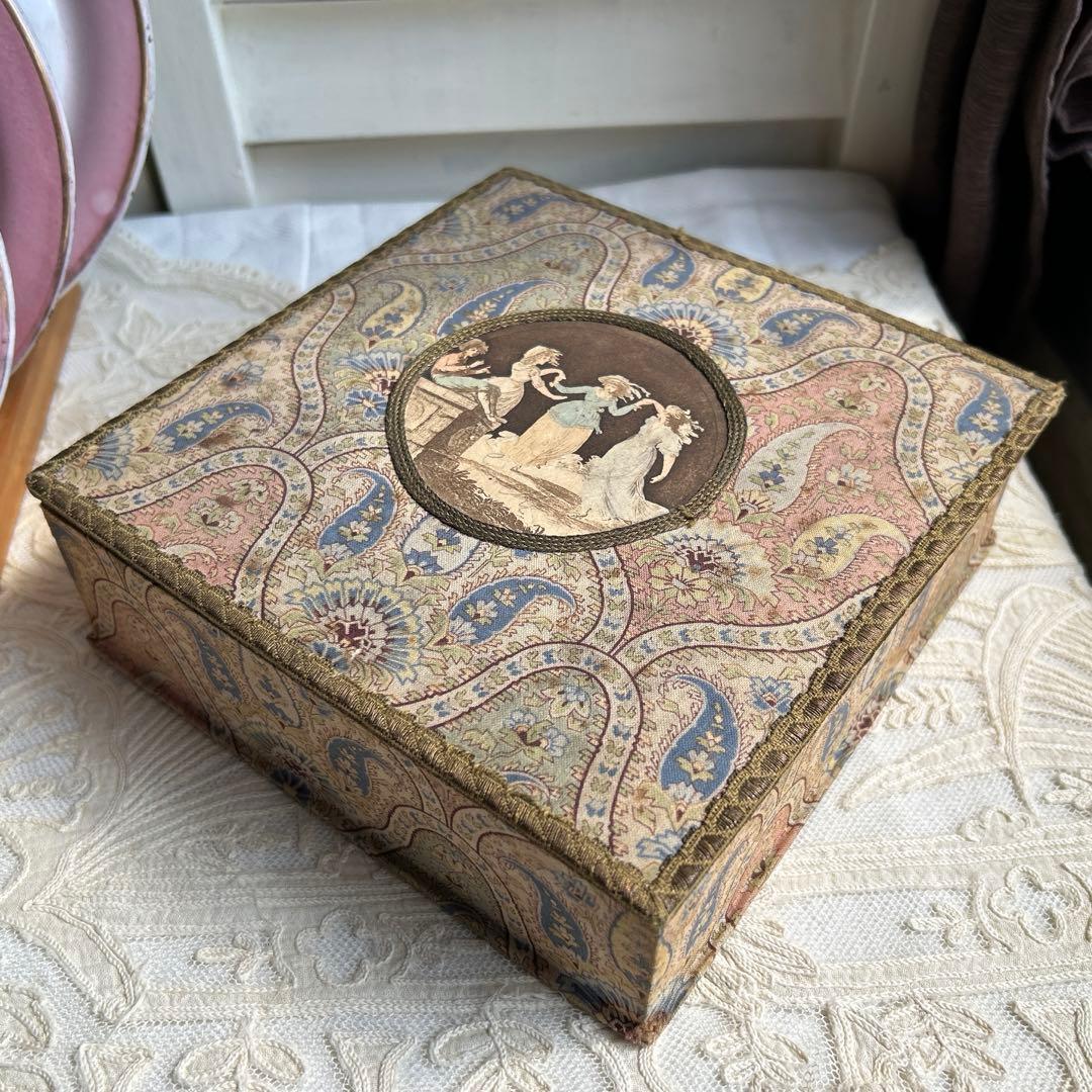 フランスアンティーク　ミニョネットとレース、布花　カルトナージュ box
