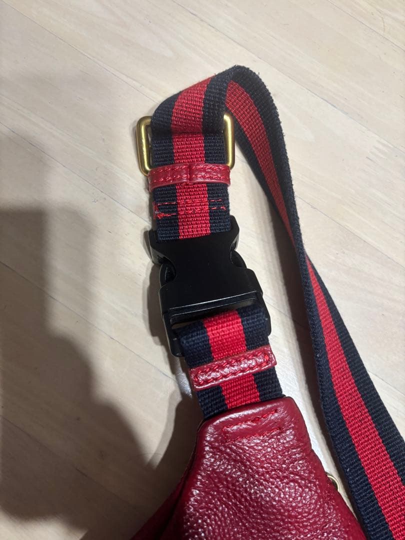 GUCCI ボディバッグ レッド ロゴ入り