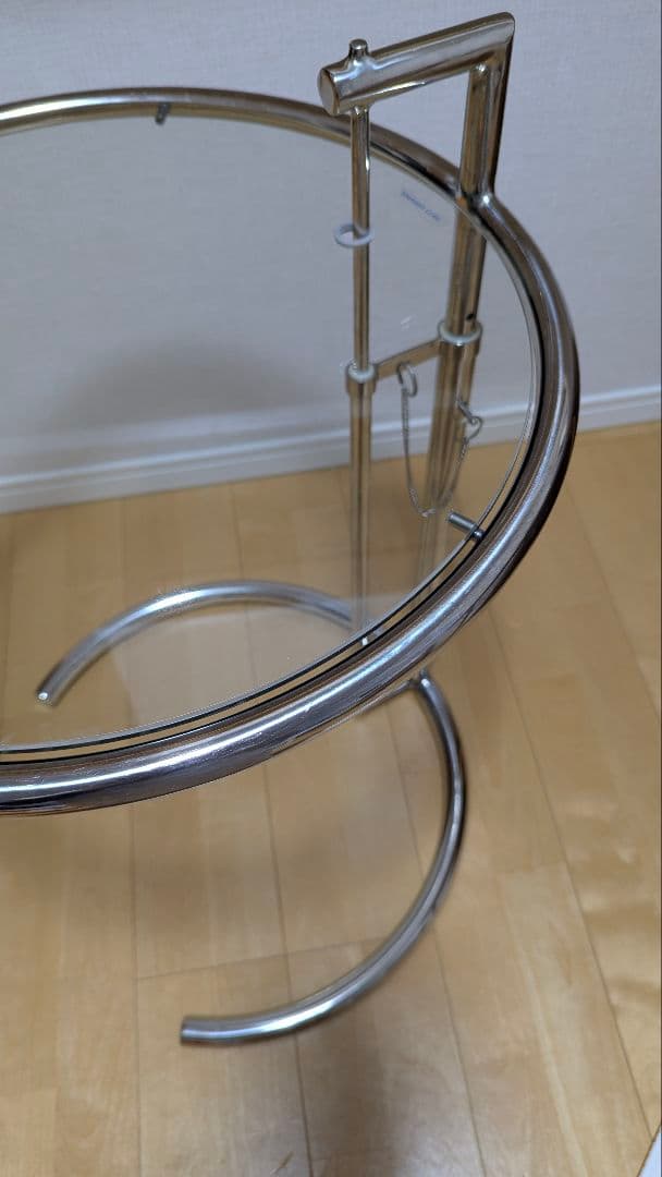 アイリーングレイ　ガラスサイドテーブル