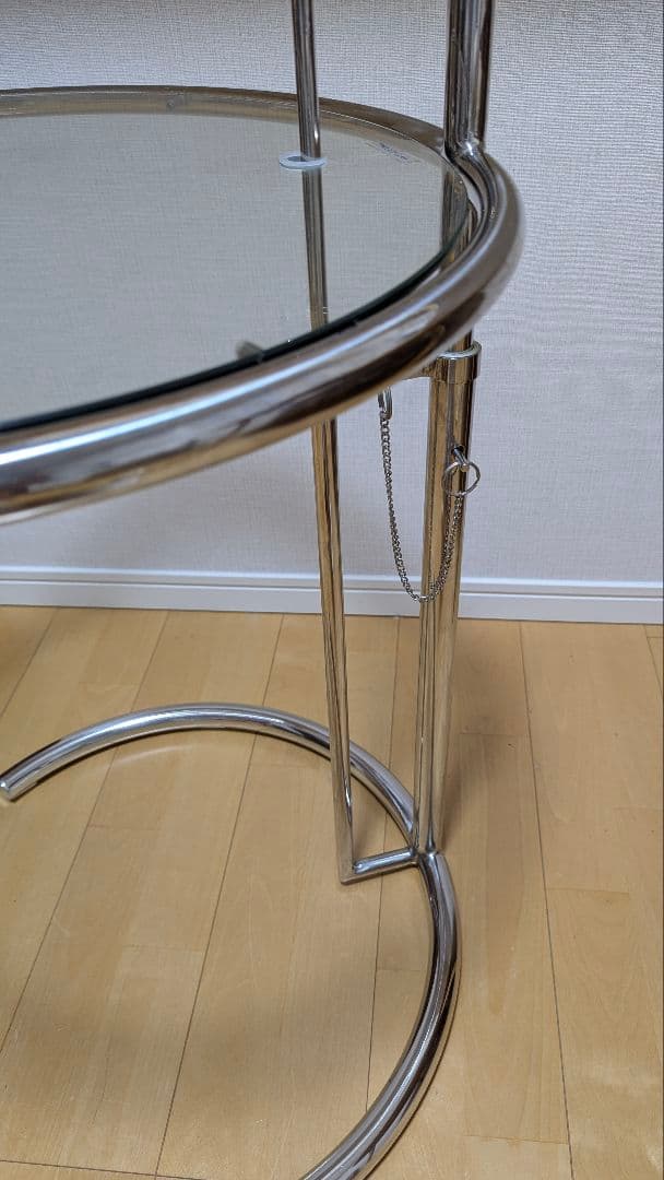 アイリーングレイ　ガラスサイドテーブル