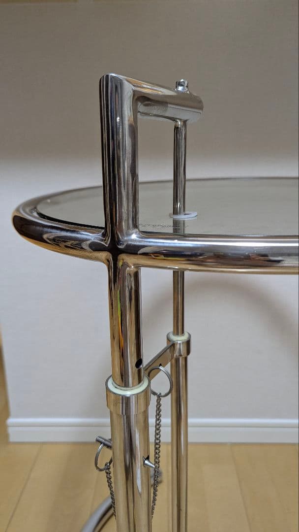 アイリーングレイ　ガラスサイドテーブル