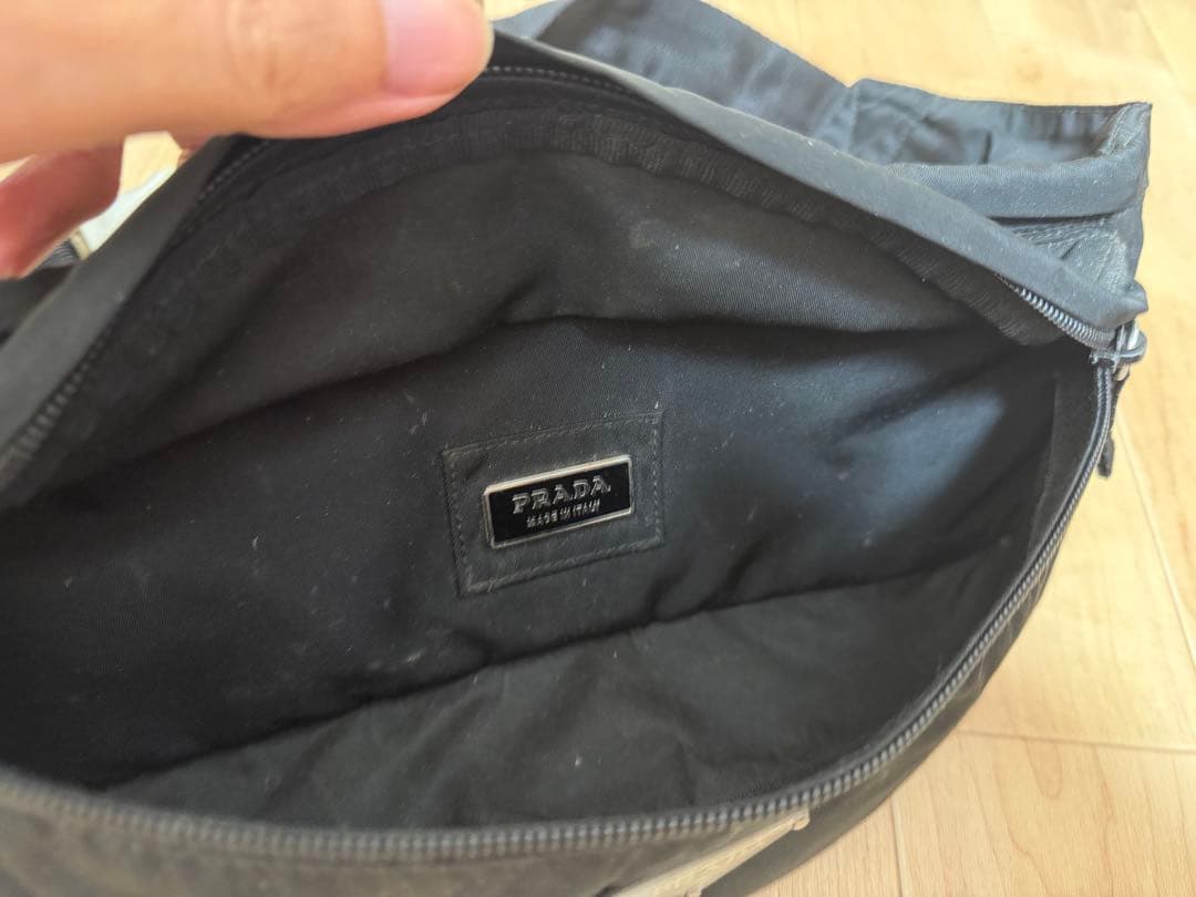 PRADA ブラック ボディバッグ