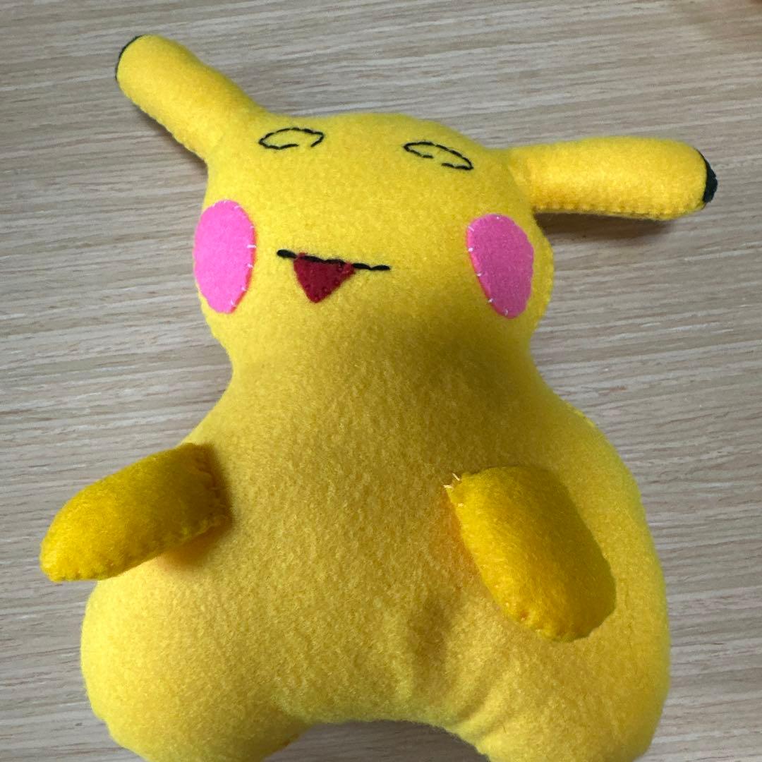 定価20000前後　長谷川有里さん　ピカチュウ ぬいぐるみ