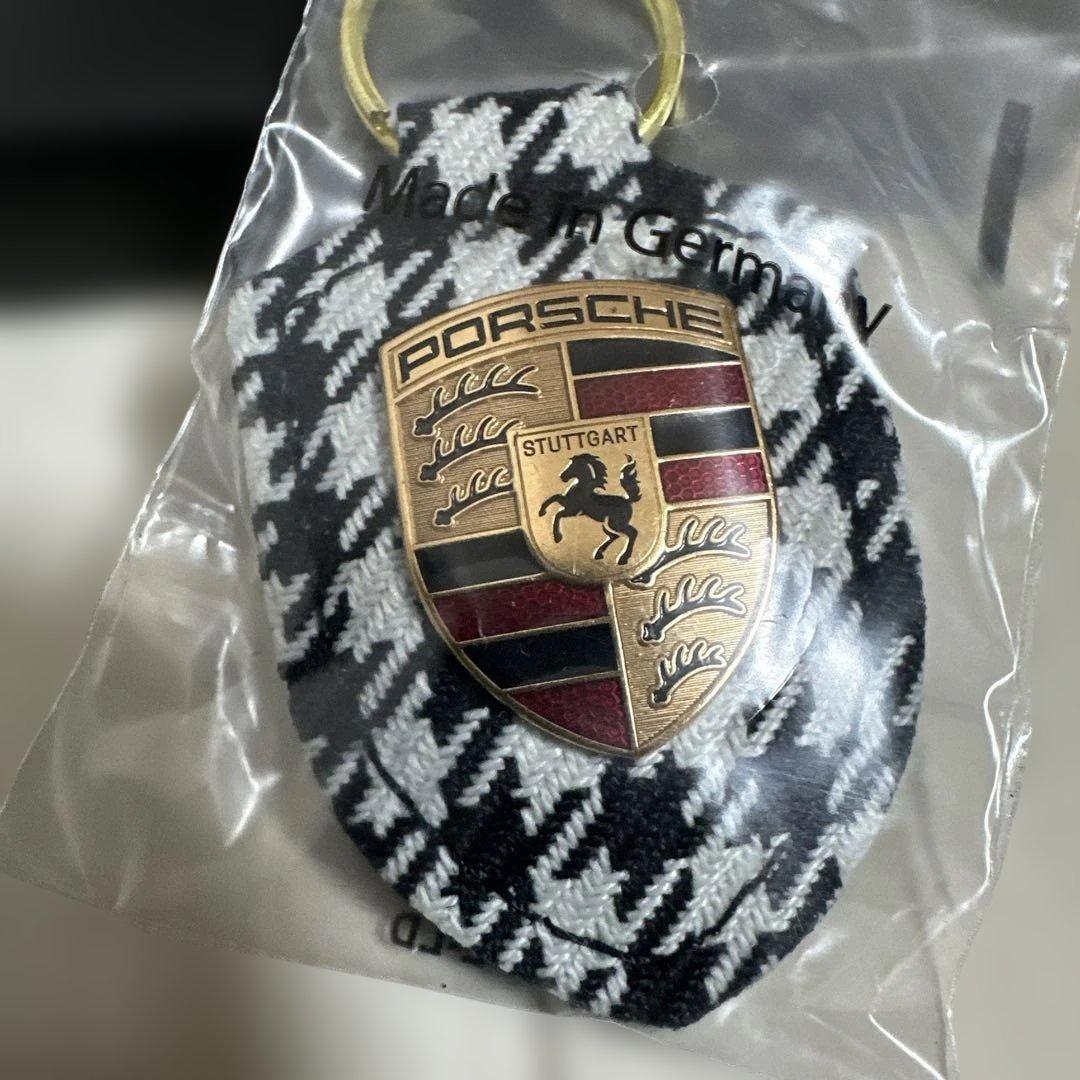 限定新品◼︎ポルシェ　キーホルダー 千鳥柄ペピータ世界限定