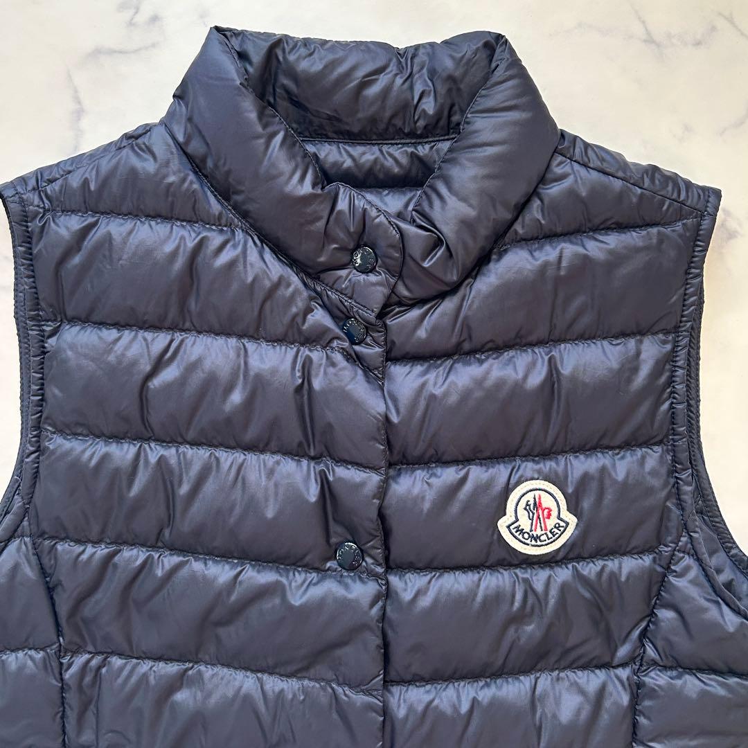 極美品 モンクレール 2023年モデル LIANE ダウンベスト ワッペン 紺