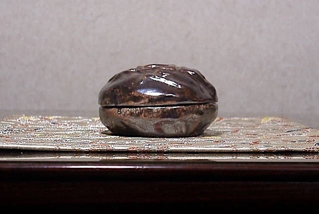 京焼・清水焼　聚楽焼　吾唯足知　香合　在銘　共箱　無傷　保証。