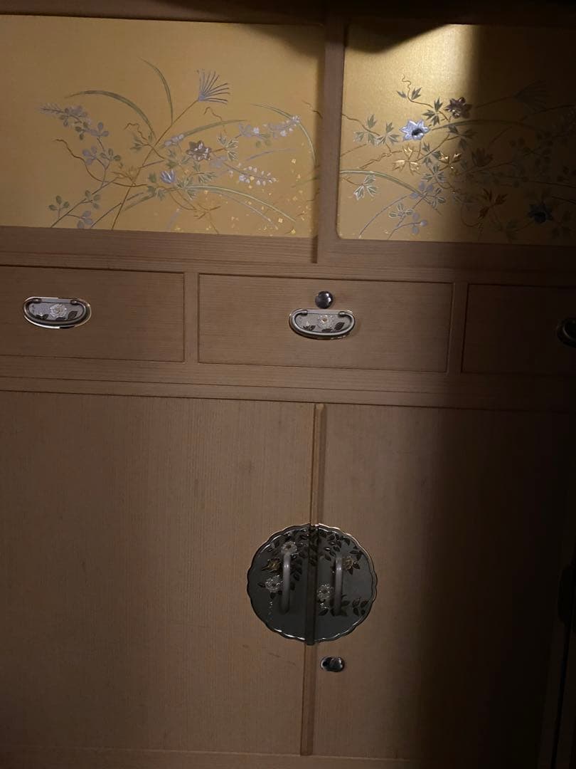 桐ダンスです。鍵あります。和風です。