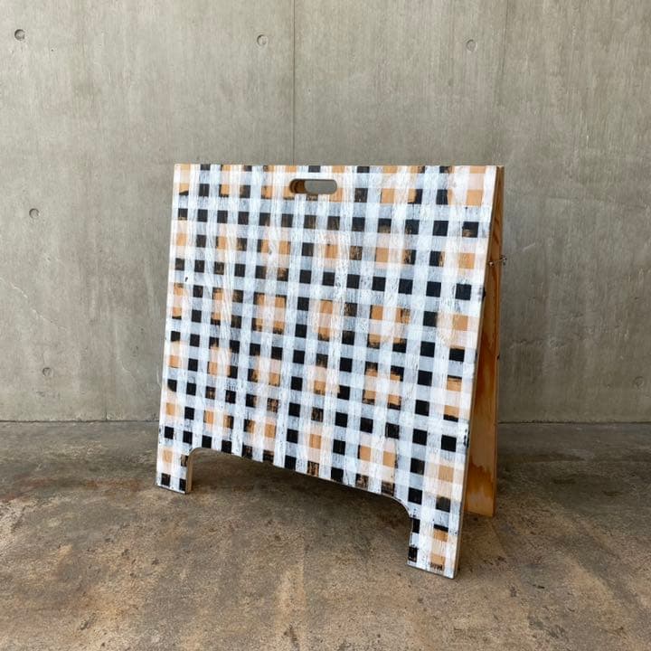 ギンガムチェック柄の立看板　24mm合板 (高さ82cm幅80cm)