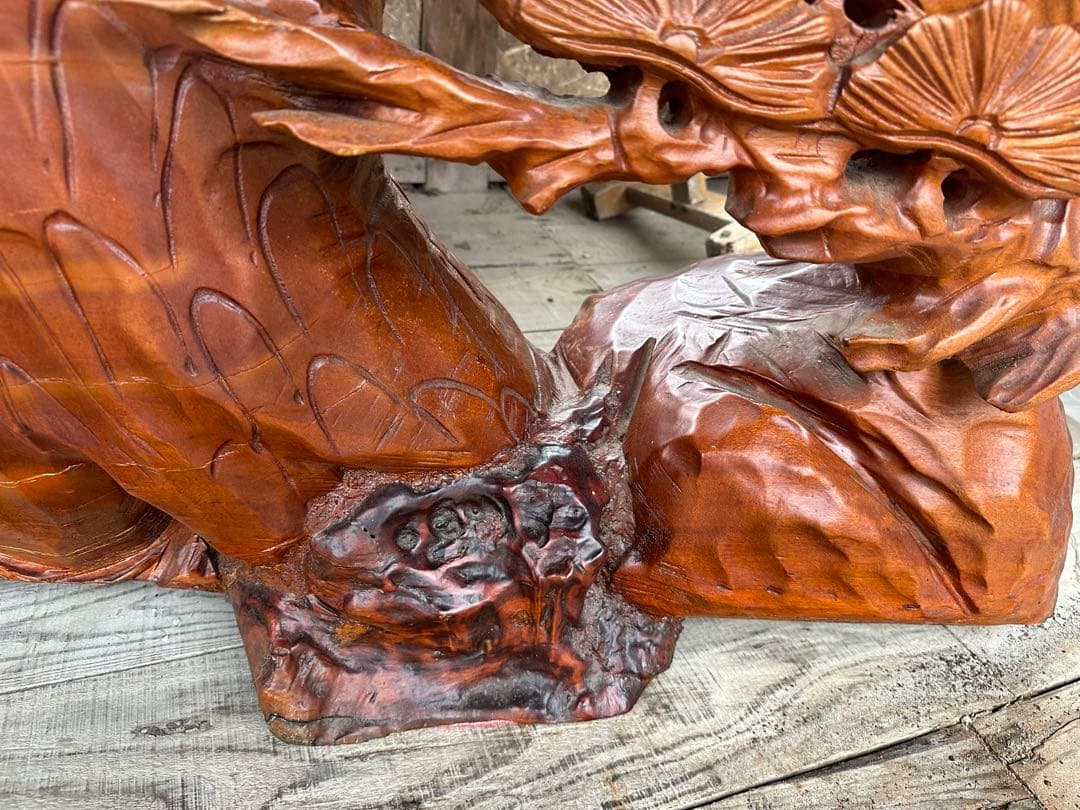 一刀彫り　鷹　置物 　一刀彫　光沢とデザインが綺麗な迫力がある逸品です。