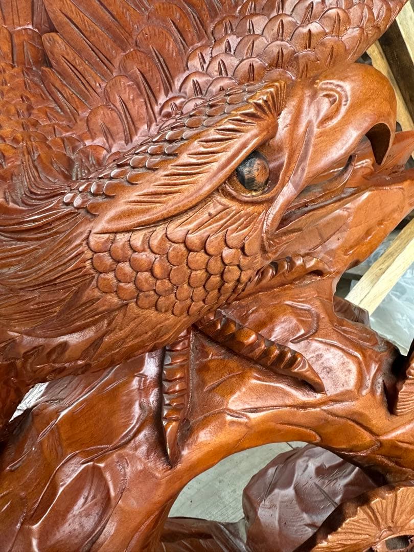 一刀彫り　鷹　置物 　一刀彫　光沢とデザインが綺麗な迫力がある逸品です。