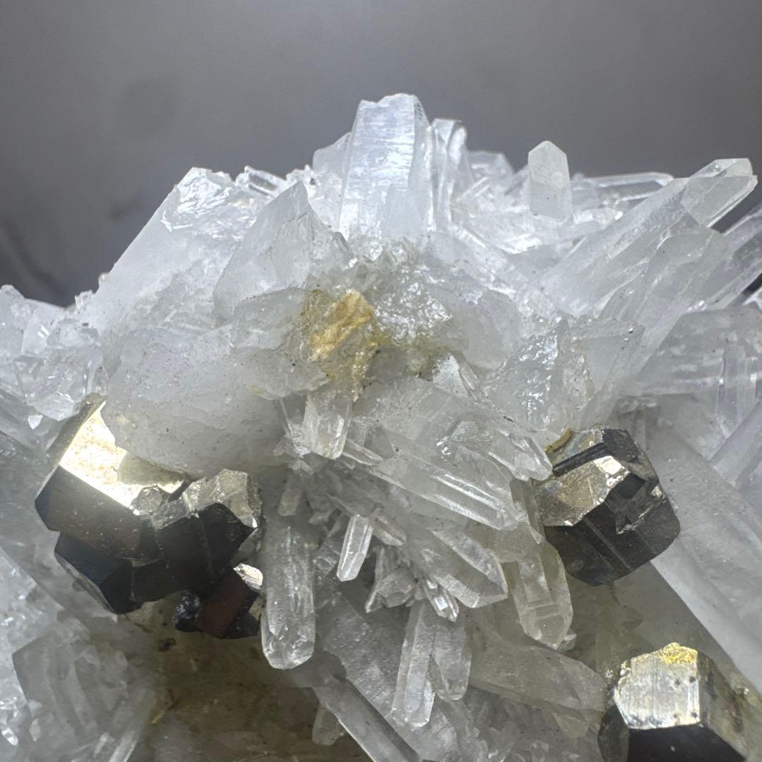 希少 ペルー産 パイライト共生 水晶クラスター 約568g