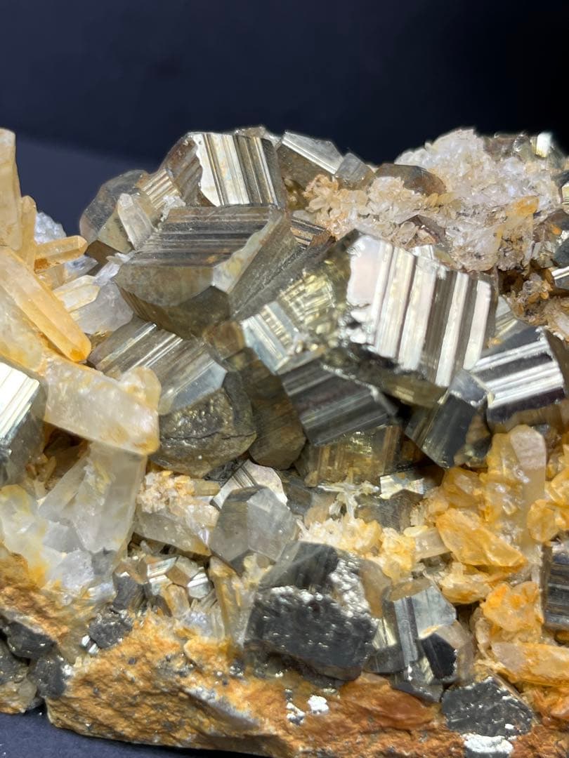 天然石　水晶クラスター　パイライト原石　大粒キューブ付き　約424g⭐️1926