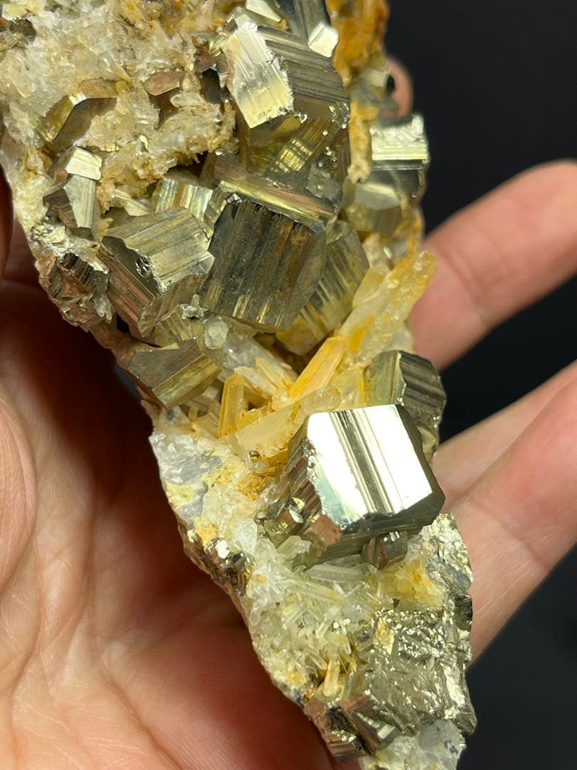 天然石　水晶クラスター　パイライト原石　大粒キューブ付き　約424g⭐️1926