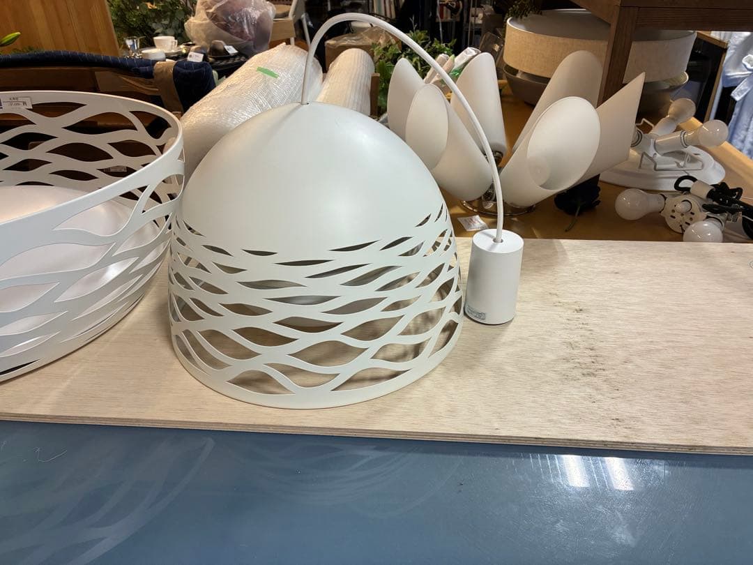 ホワイト ペンダントライト 波状デザイン 23W